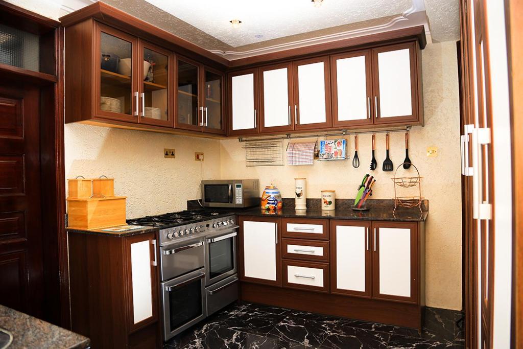 Plot 4 Kavuma Close Villa Kampala Eksteriør billede